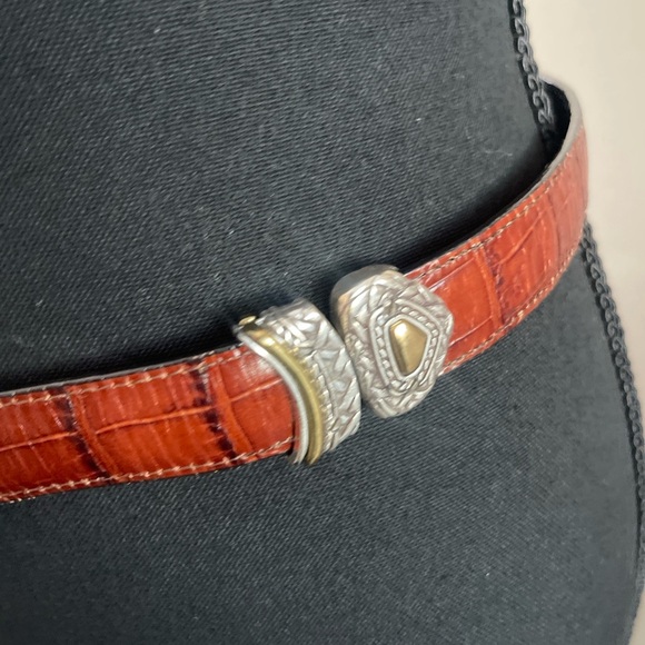 Brighton Alligator Leather Silver Gold
Casual Belt
Size: medium 32 Reversible - Picture 6 of 8